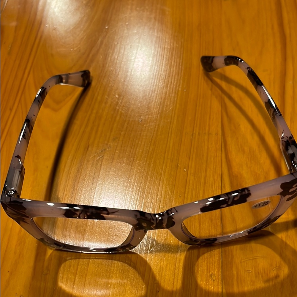 Stylish Tortoiseshell Reading Glasses - Picture 3 of 4